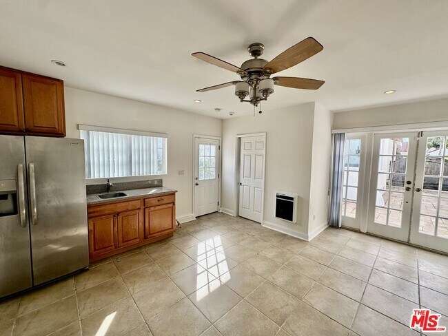 Building Photo - 128 S Swall Dr