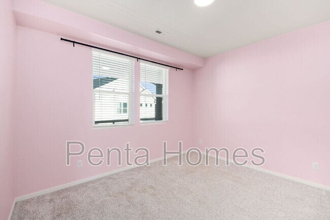 Building Photo - 563 Vicot Wy