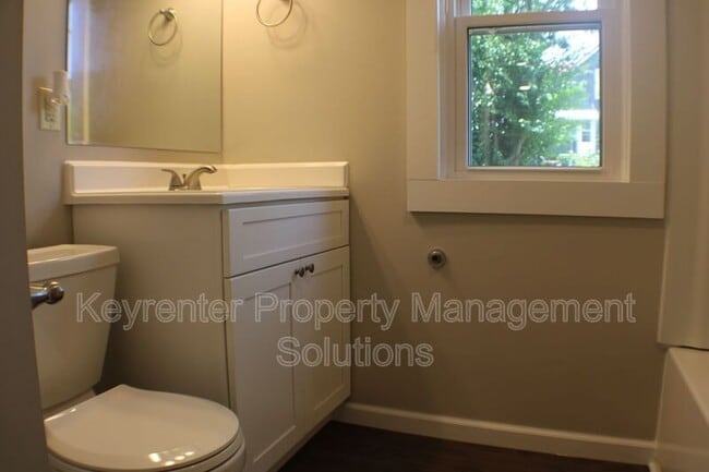 Building Photo - 509 5th St