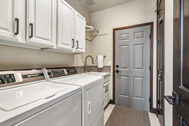 Building Photo - Beautiful 5 Bedroom Home in Windsor CO