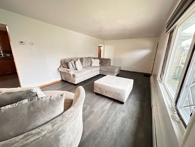 Building Photo - Welcome to this gem located in the heart of Perry township!