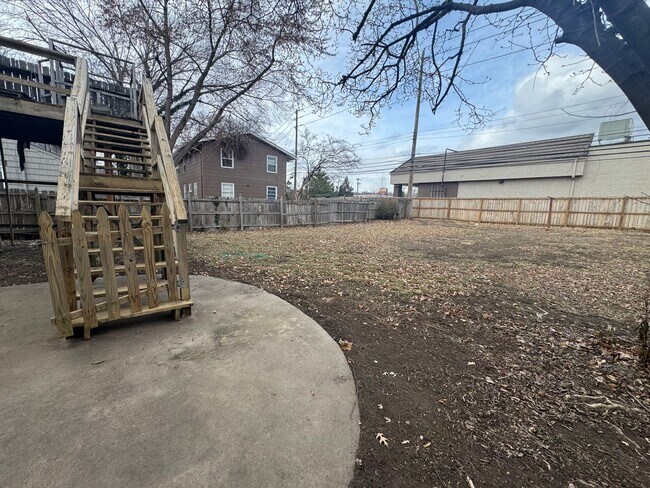 Building Photo - Spacious 1/2 Duplex in Great Waldo Area