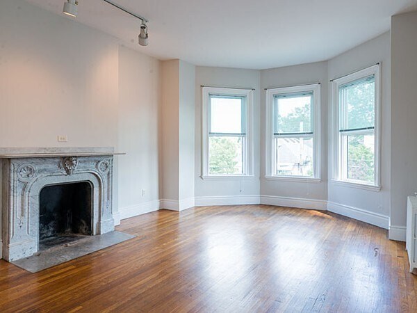 Building Photo - 832 Belmont St