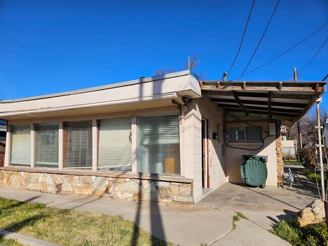 Building Photo - 316-317 S Vincent Ct