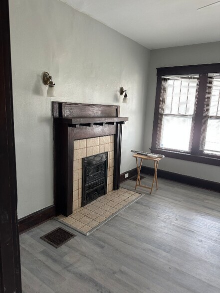 Building Photo - 401 E 15th St