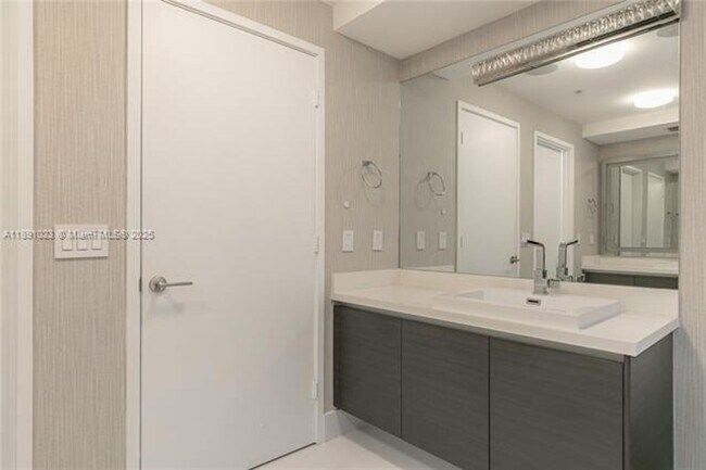 Building Photo - 300 Sunny Isles Blvd