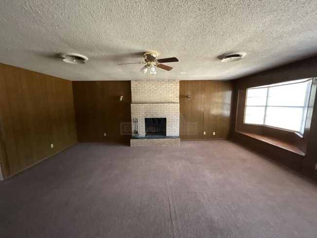 Building Photo - 208 Oak St