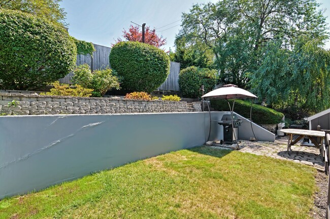 Building Photo - HUGE THREE BED IN SOMERVILLE!!!!!!!!