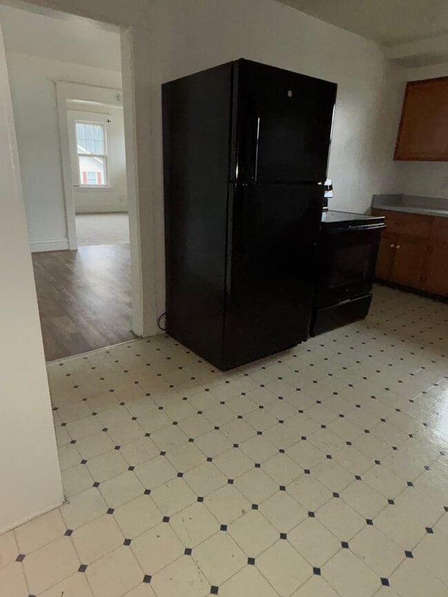 Building Photo - 512 E Hillcrest Ave