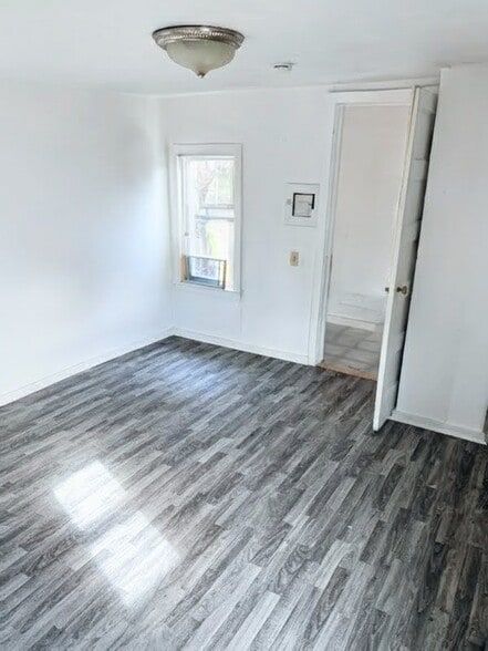 Main floor bedroom - 1410 Hamilton St SW