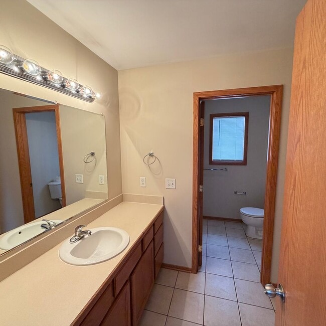 Building Photo - Large 3 bedroom duplex - move in ready!