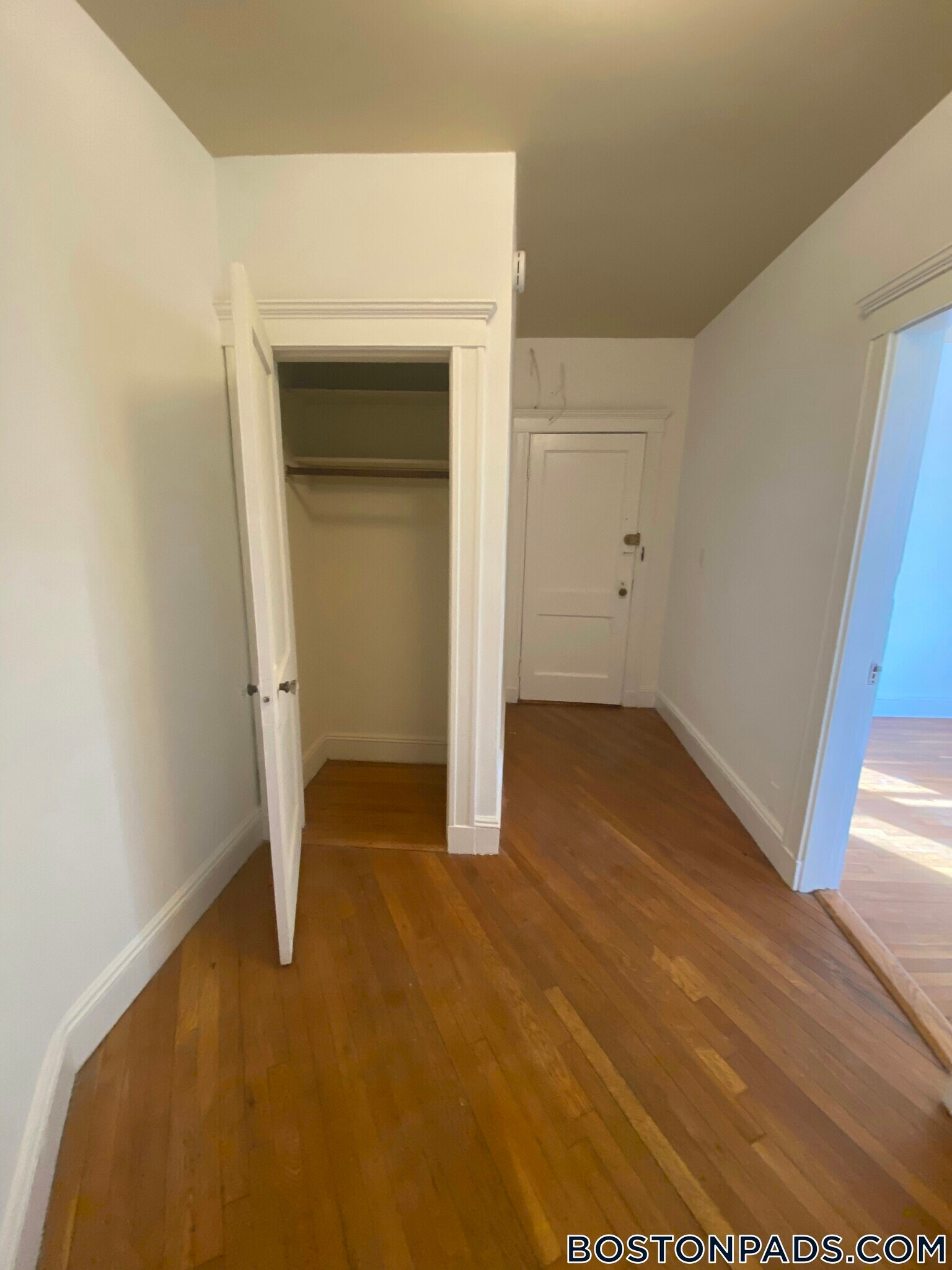 Building Photo - 143 Park Dr