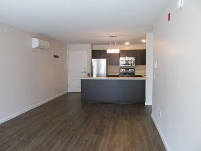 Building Photo - 1 Bedroom Apartment with lots of Natural L...