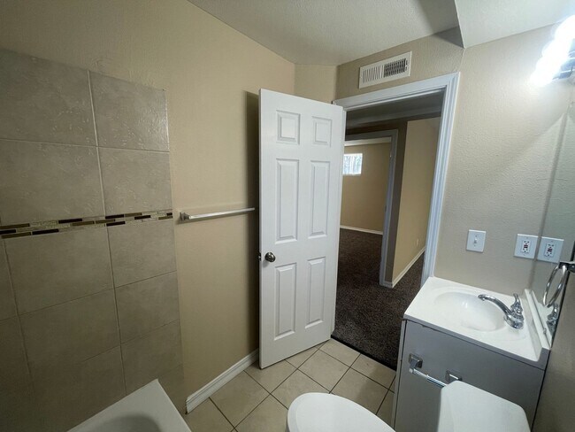 Building Photo - 2 Bed 1 Bath in East Denver Available NOW!
