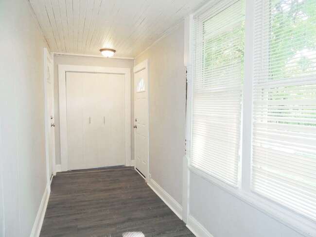 Building Photo - 3 Bed - 1 Bath Colonial for Rent in Clevel...