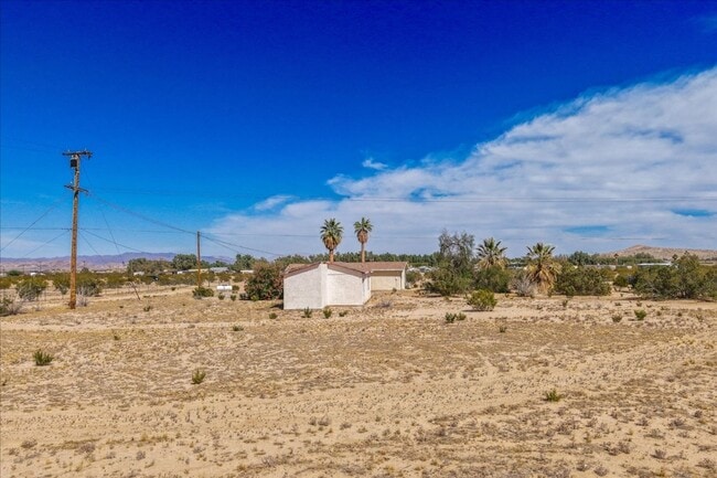 Building Photo - 2 Bedroom Home on 1.8 Acre Lot