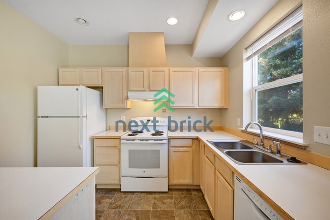 Building Photo - Spacious 3-Level Condo with 2-Car Garage, Mt. Rainier Views & Turnkey Comfort in Bonney Lake