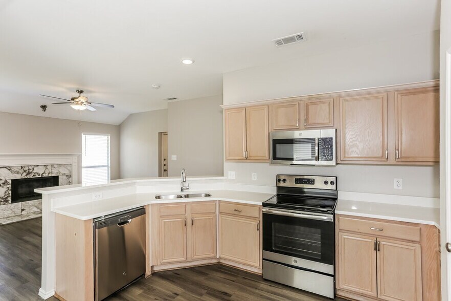 Building Photo - 2823 St Martin Dr