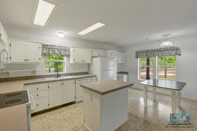 Building Photo - Welcome to this 3 Bedroom, 2 Bath Home in Wildwood Point!