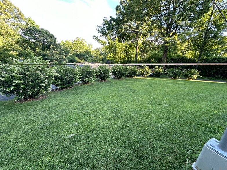 Building Photo - 1007 N Peace Haven Rd