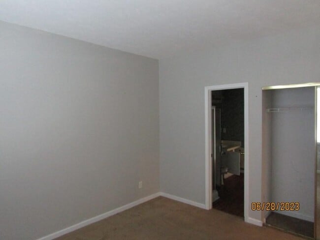 Building Photo - 901 W Port Dr