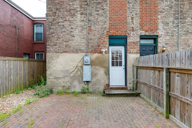 Building Photo - Awesome Location, 3 Bedroom Row Home avail...