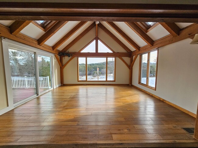 Building Photo - 4 Bedroom, 2.5 Bath House for Rent