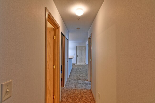 Building Photo - Charming 2-Bedroom Ground-Level Home in Qu...
