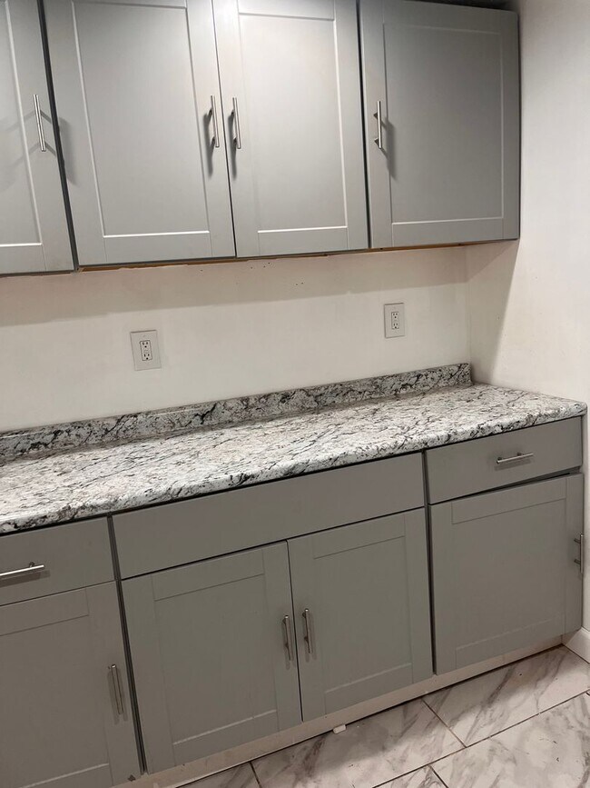 Building Photo - 955 Royal Arms Dr