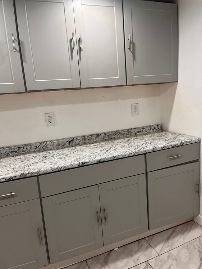 Building Photo - 955 Royal Rd