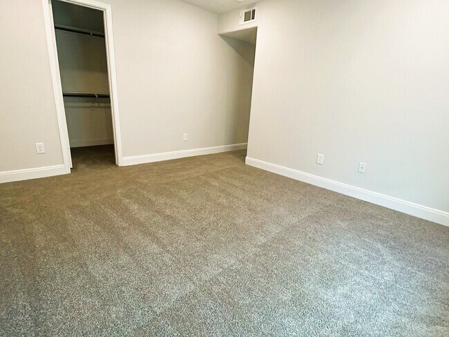 Building Photo - 711 S Houston Ave