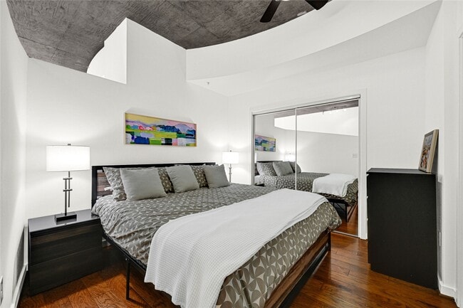 Building Photo - 5925 Almeda Rd