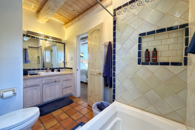 Building Photo - 624 Galisteo St