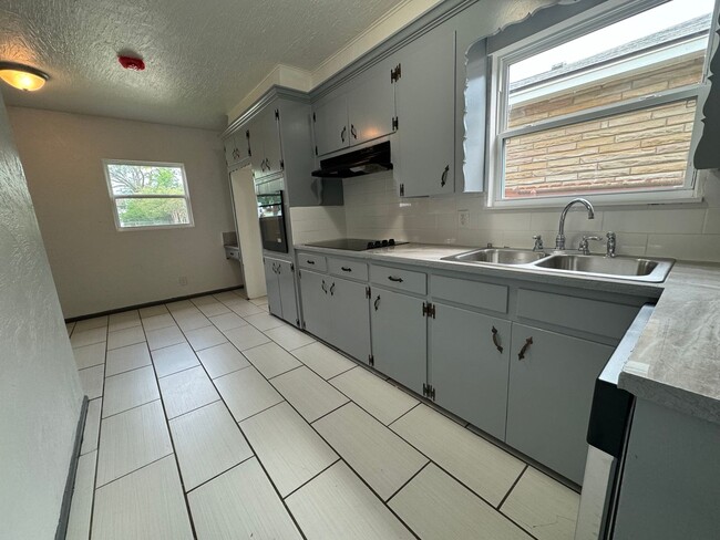 Building Photo - Cute 2 bedroom 2 bathroom home!