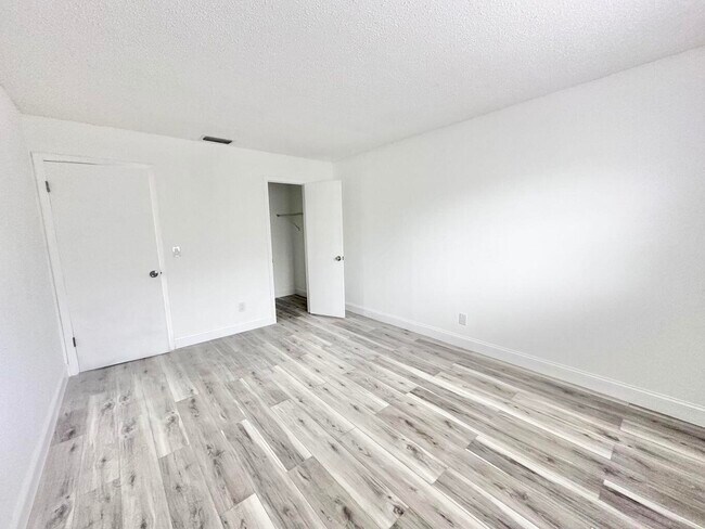 Building Photo - 906 Foresteria Dr
