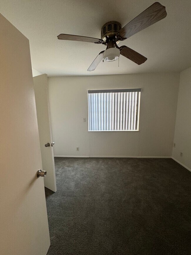Building Photo - 5 Bedroom, 3.5 Bath, Beautiful 1,856 SQ FT...