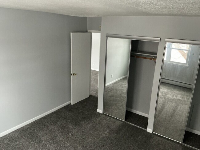 Building Photo - Spacious One-Bedroom unit on Pullman Ave!