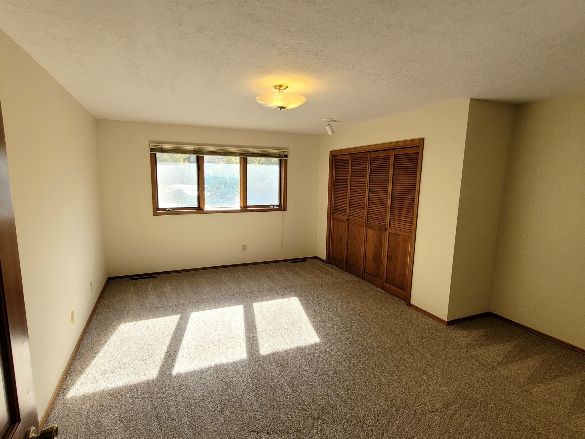 Large, sunny master bedroom - 1711 W Koch St