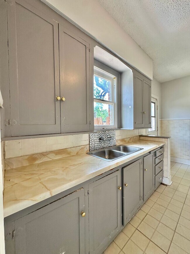 Building Photo - 302 S Van Buren St