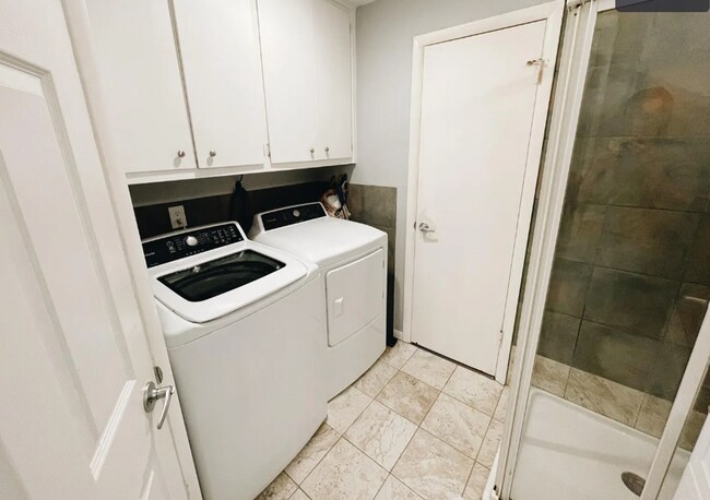 Building Photo - 4 bedroom house available SOON!