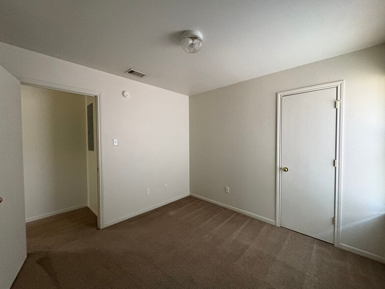 Building Photo - 330 S 40th St