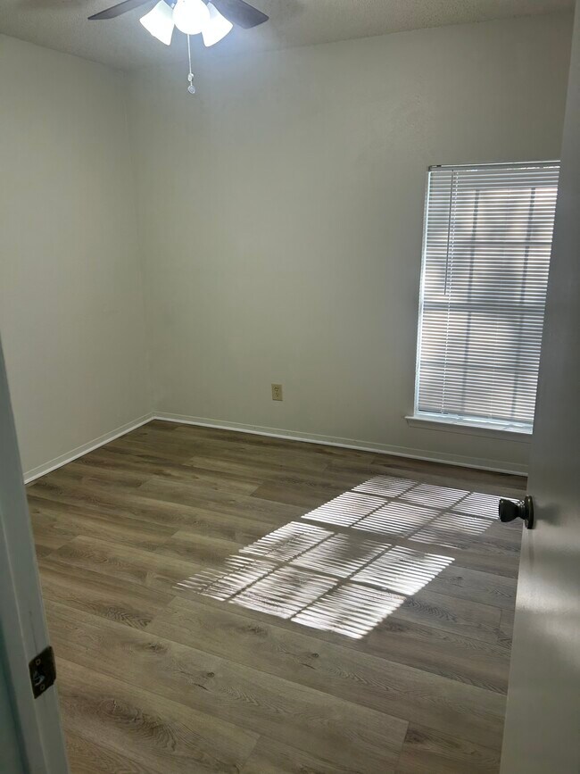 Building Photo - 420 Fox Dr