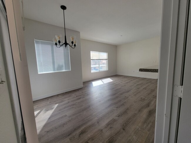 Building Photo - 2 Primary Suites Condo
