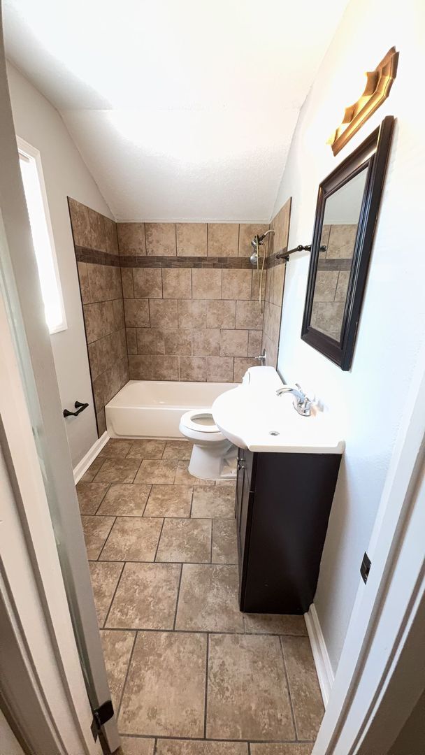 Building Photo - Charming 4 bedroom 1.5 bath home in Oakhav...