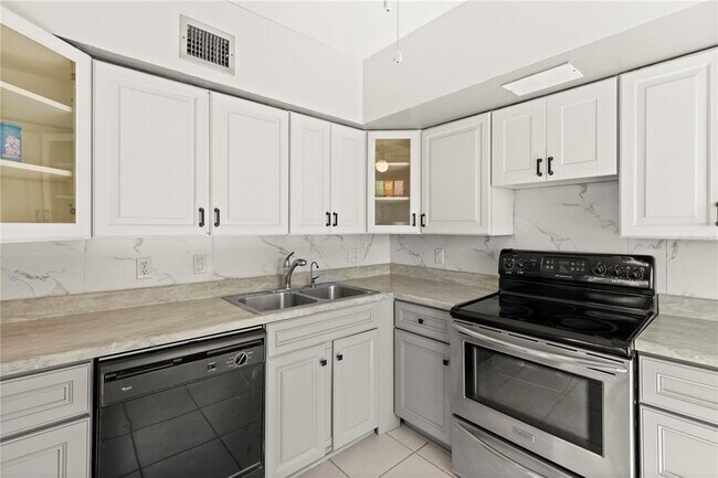 Building Photo - 2428 Columbia Dr