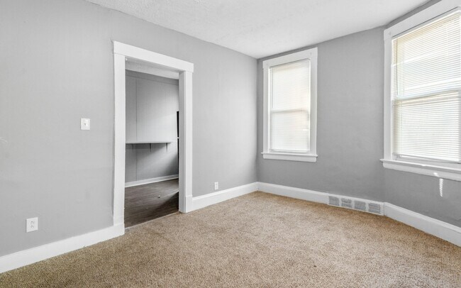 Building Photo - 1261 E 99th St