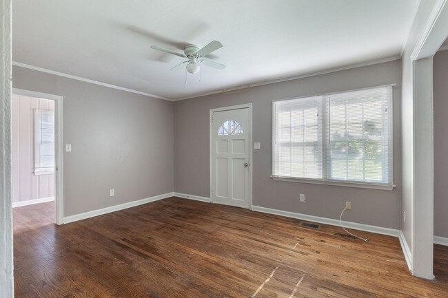 Building Photo - Charming Renovated Bungalow in Grove Park ...