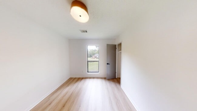 Building Photo - N Cedarbrook Bungalow