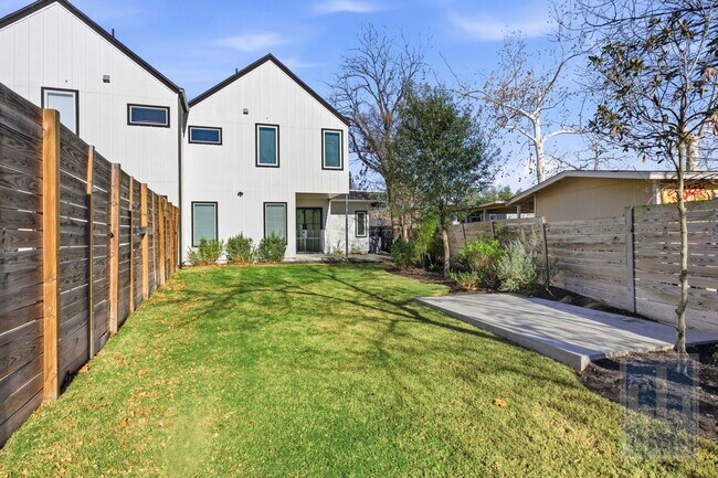 Building Photo - 4701 Sara Dr