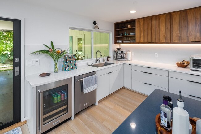 Building Photo - Renovated Kahala Retreat: 3-Bed Home + Stu...